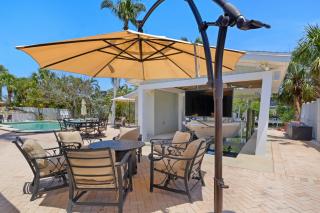 Water's Edge: Dog Friendly, Canal Front, Dock & Pool & Spa - 3