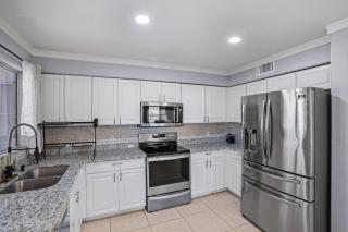 Modern Mesa Retreat King Master Suite - 2