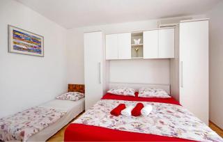 Stunning Apartment In Tucepi With Lake View - 2