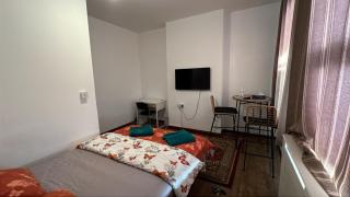 LARGE SELF CATERING HOUSE WITH WiFi CLOSE TO TRANSPORTS - 3