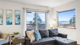 Cozy Whidbey Island Home Near Langley Waterfront Dining Tideview by Avantstay - 6