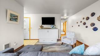 Cozy Whidbey Island Home Near Langley Waterfront Dining Tideview by Avantstay - 4