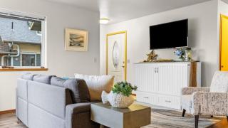 Cozy Whidbey Island Home Near Langley Waterfront Dining Tideview by Avantstay - 2