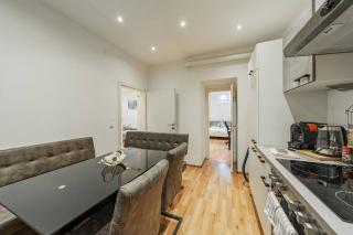 Spacious Belvedere City Apartment - 6