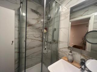 Cosy self-contained extension with skylight & garden view - 6