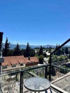 Hermoso departamento con balcón y vista al Lago - 5