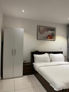 Bellesonhomes and Luxury Apartments Embassy Gardens - 0