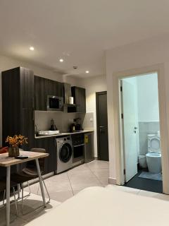 Bellesonhomes and Luxury Apartments Embassy Gardens - 9