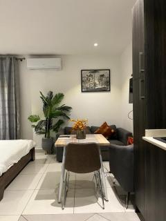 Bellesonhomes and Luxury Apartments Embassy Gardens - 6