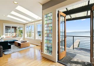 Lakefront Retreat on Lake Washington with Hot Tub Private Dock and Views - 8