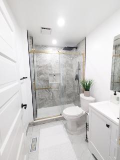 Bright 2 BDRM Near Casino, Border & UWindsor - 2