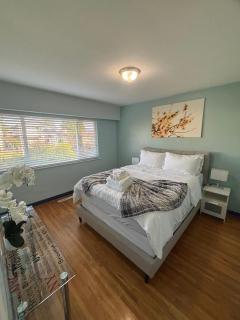 Charming Bright 3BR House - Upper Level Suite - 6