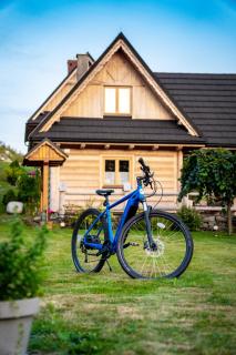 Pocztówka z Mizernej, drewniane domki, widok na Tatry, blisko Velo Czorsztyn, Jezioro Czorsztyńskie, rowery, spokojna okolica - 0