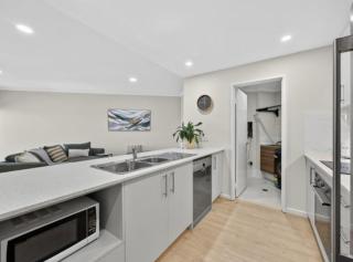 Apartment with Private Balcony & Parking in Perth CBD - 4