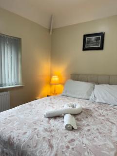 Luxury 2 bed house and Pool table in Harborne - 6