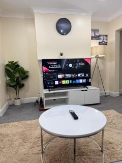 Luxury 2 bed house and Pool table in Harborne - 4