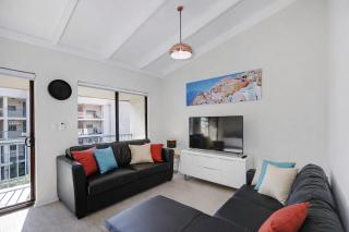 Coastal Scarborough Beachside Apartment Sleeps 3 - 7