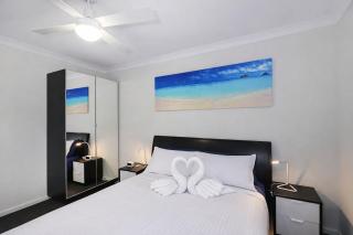 Coastal Scarborough Beachside Apartment Sleeps 3 - 9
