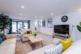 Spa Lodge - Stunning 3Bed Oasis, Driveway Parking, Garden - 0