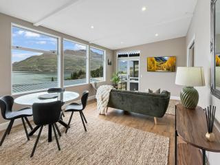 Chic Central Queenstown Retreat- Newly Renovated - 5