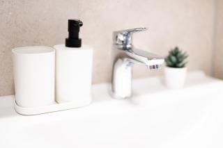 Modern Design Apartment with Balcony & Free Parking - 8