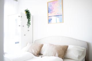 Modern Design Apartment with Balcony & Free Parking - 5