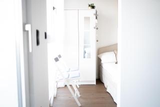 Modern Design Apartment with Balcony & Free Parking - 3