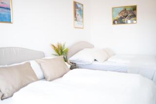 Modern Design Apartment with Balcony & Free Parking - 2