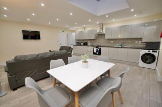 Spacious 4Bed Coventry Home with Parking & Garden - 0