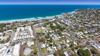 Spacious 3-Bedroom Retreat with BBQ and Pool - 8