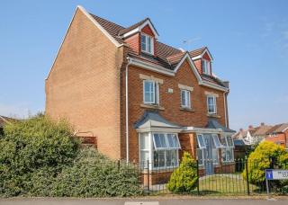 Spacious 5BR Weekend Home in Cardiff - Garden & Parking - 0