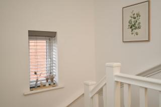 Stylish 3Bed Oasis with Driveway Parking & Free Amazon Prime - 9