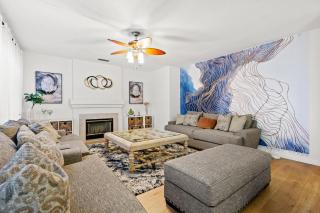 Luxury Hilltop Home Spacious Private Backyard - 7