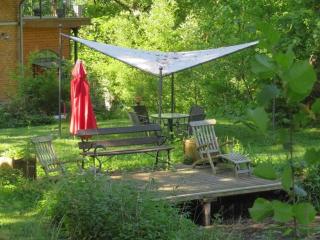 Rose red, coach house by the pond - 7