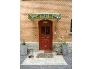 Rose red, coach house by the pond - 8