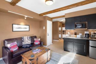 Ski trip value! Walk everywhere, hot tub, top floor condo - 6