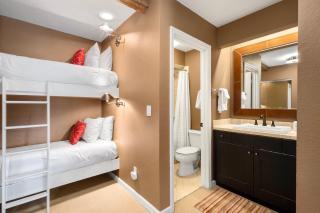 Ski trip value! Walk everywhere, hot tub, top floor condo - 5