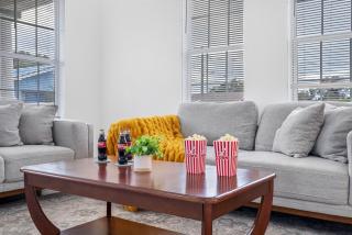 Tampa 5BR Gem Close to Beach, Parks & Fun - 1