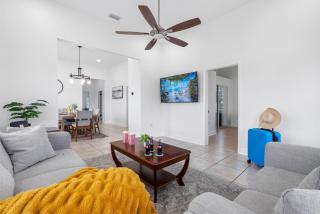 Tampa 5BR Gem Close to Beach, Parks & Fun - 4