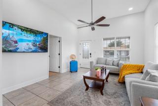 Tampa 5BR Gem Close to Beach, Parks & Fun - 5