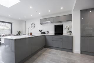 Stylish 3 Bed Home Close to Gloucester City - 8