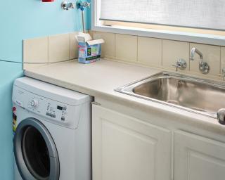 Picturesque Lakeside Getaway: Views, Beach, Park - 3