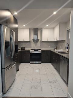 Spacious 4 Bedroom Family Retreat, Minutes from Montréal - 4