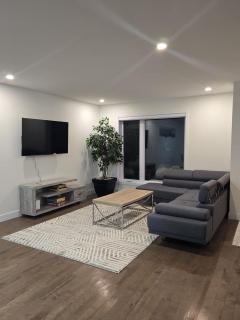 Spacious 4 Bedroom Family Retreat, Minutes from Montréal - 8