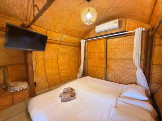 Merlin Hut & Farm - 7