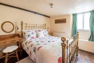 Historic Cottage In Tetbury Centre With Private Roof Terrace - 1