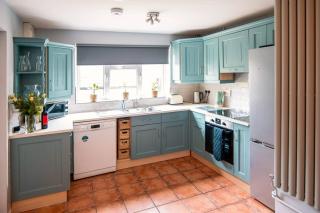 Charming Tetbury Cottage With Cosy Office and Fireplace - 9