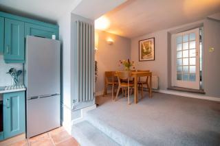 Charming Tetbury Cottage With Cosy Office and Fireplace - 2