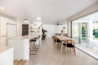 Surf Mist Beautiful Noosa Heads Family Home - 2