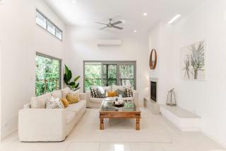 Sleek Stylish Family Beach House Near Junction - 9